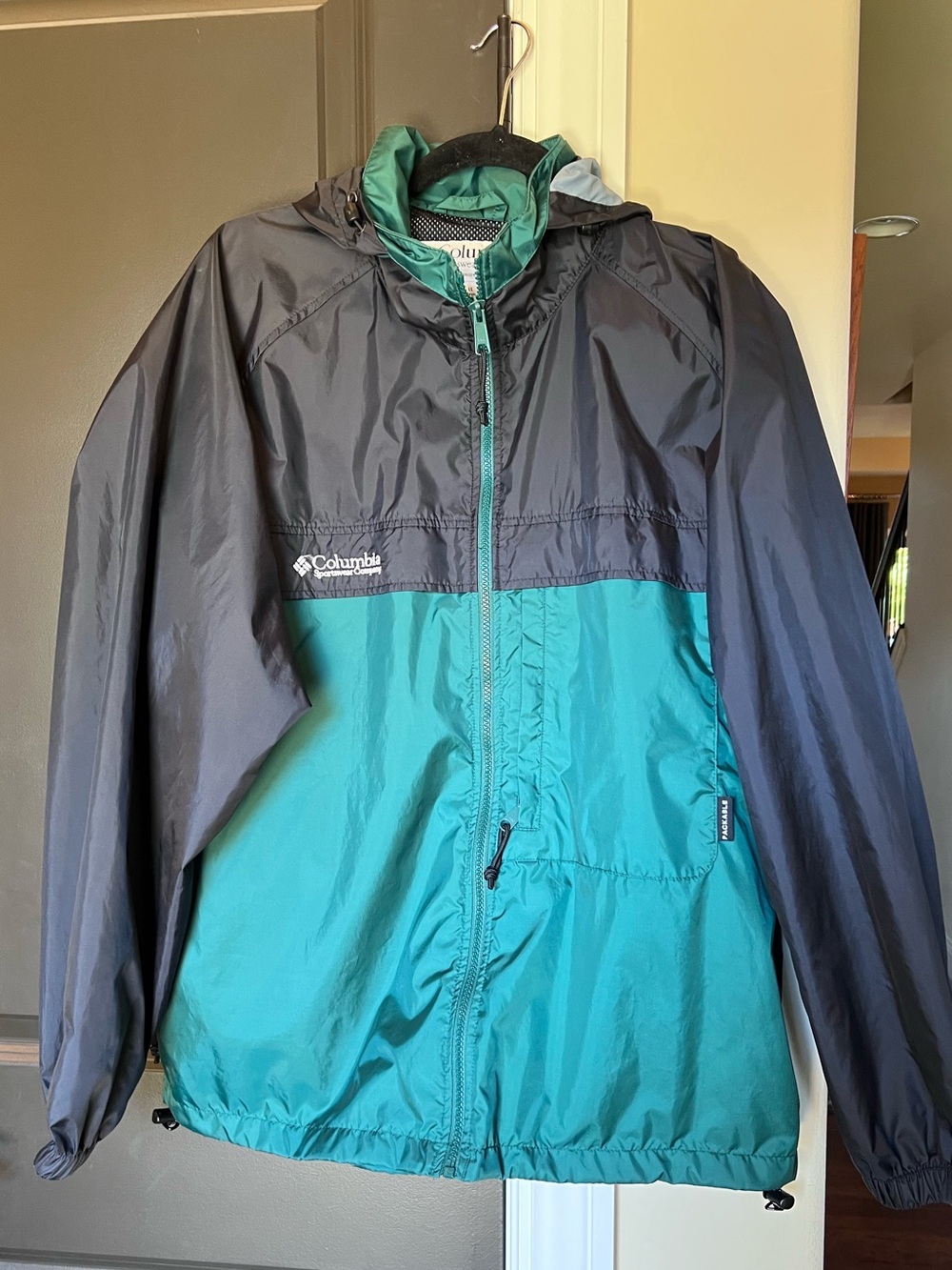 Columbia Men's Green and Black Packable Hooded Windbreaker size Large with Hood